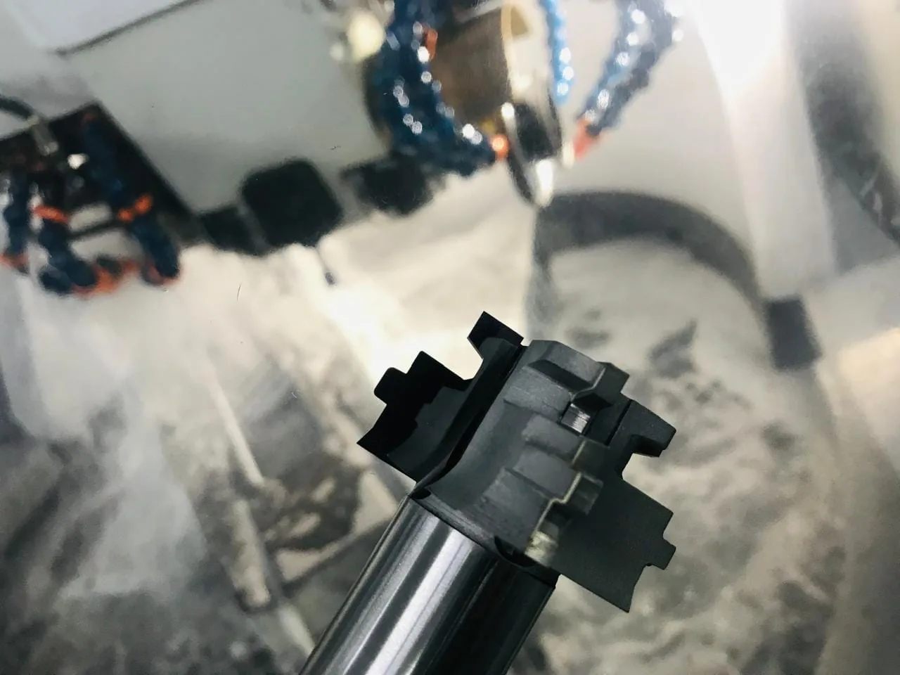Ferramenta especial soldada montada na máquina durante a usinagem
